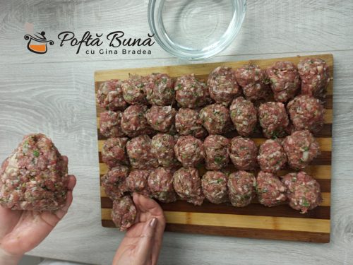 Chiftele marinate in sos de rosii cu piure de cartofi reteta gina bradea 8 500x375 - Chiftele marinate cu sos de rosii si piure de cartofi