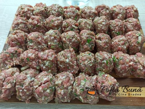 Chiftele marinate in sos de rosii cu piure de cartofi reteta gina bradea 9 500x375 - Chiftele marinate cu sos de rosii si piure de cartofi