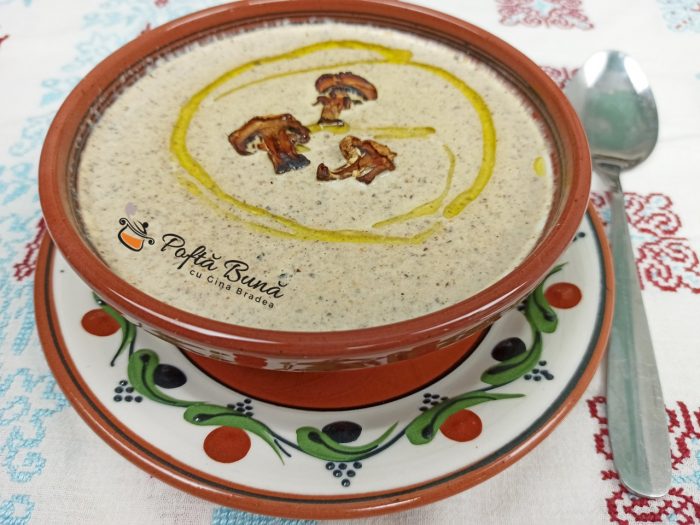 Supa crema de ciuperci - reteta de post sau cu smantana Supa crema de ciuperci - reteta de post sau cu smantana