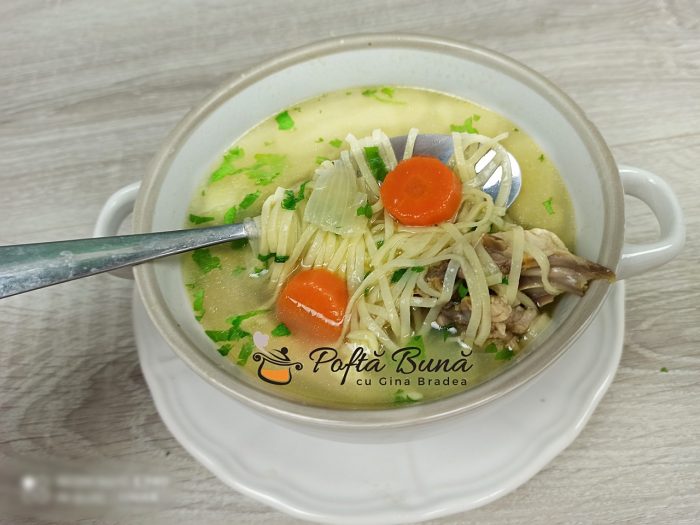 Supa de pui cu taitei de casa reteta de zeama traditionala Supa de pui cu taitei de casa reteta de zeama traditionala