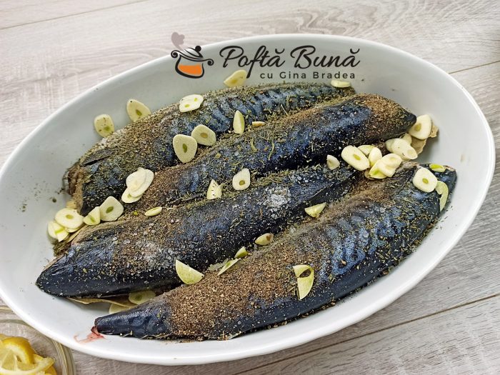 Macrou cu rosii si usturoi la cuptor gina bradea 2 700x525 - Macrou cu rosii si usturoi la cuptor