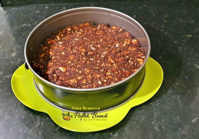 reteta de tort de biscuiti 4 700x489 - Tort de biscuiti