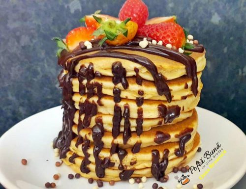 Pancakes cu ciocolata si fructe