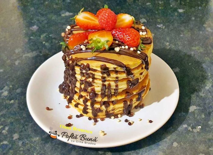 Pancakes cu ciocolat si fructe Pancakes cu ciocolat si fructe