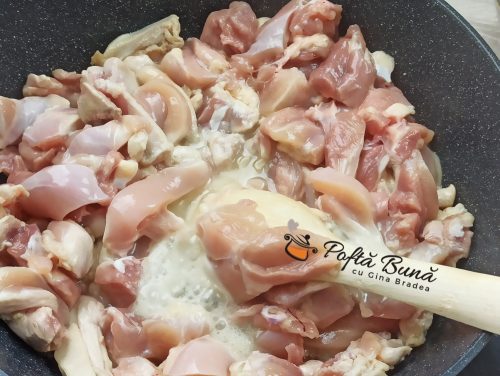 Pui cu ciuperci si usturoi la tigaie tochitura gina bradea 5 500x376 - Pui cu ciuperci si usturoi, la tigaie