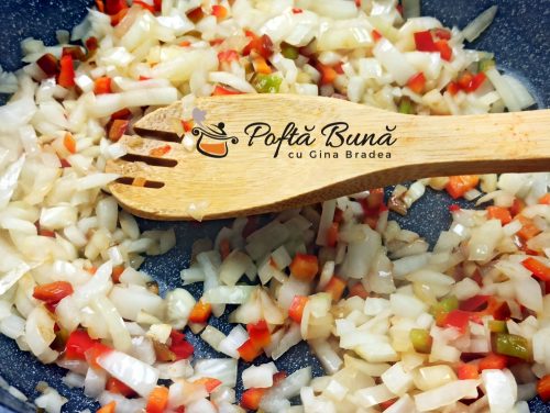 Ficatei de pui cu ceapa, rosii, ardei si usturoi Ficatei de pui cu ceapa rosii si usturoi la tigaie gina bradea 3 500x376 - Ficatei de pui cu ceapa, rosii, ardei si usturoi