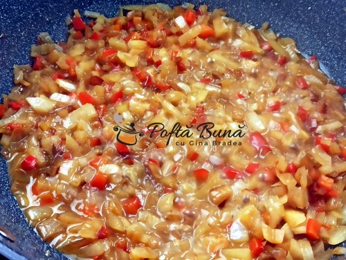 Ficatei de pui cu ceapa, rosii, ardei si usturoi Ficatei de pui cu ceapa rosii si usturoi la tigaie gina bradea 4 500x376 - Ficatei de pui cu ceapa, rosii, ardei si usturoi