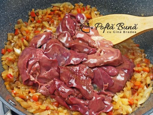 Ficatei de pui cu ceapa, rosii, ardei si usturoi Ficatei de pui cu ceapa rosii si usturoi la tigaie gina bradea 5 500x376 - Ficatei de pui cu ceapa, rosii, ardei si usturoi