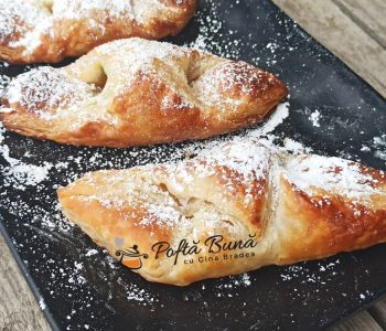 Corabioare cu rahat sau gem, din aluat foietaj Corabioare cu rahat sau gem, din aluat foietaj