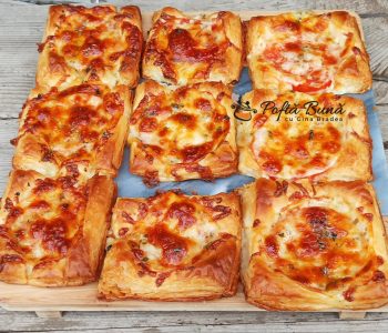 Aperitive cu foietaj, rosii si branza Aperitive cu foietaj, rosii si branza