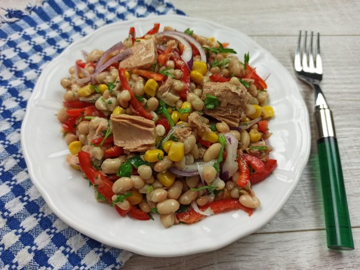 Salata de rosii cu castraveti si branza Salata de fasole boabe cu ton reteta gina bradea 1 700x525 - Salata de rosii cu castraveti si branza