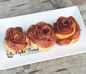 Trandafiri aperitiv din foietaj cu salam si branza Trandafiri aperitiv din foietaj cu salam si branza