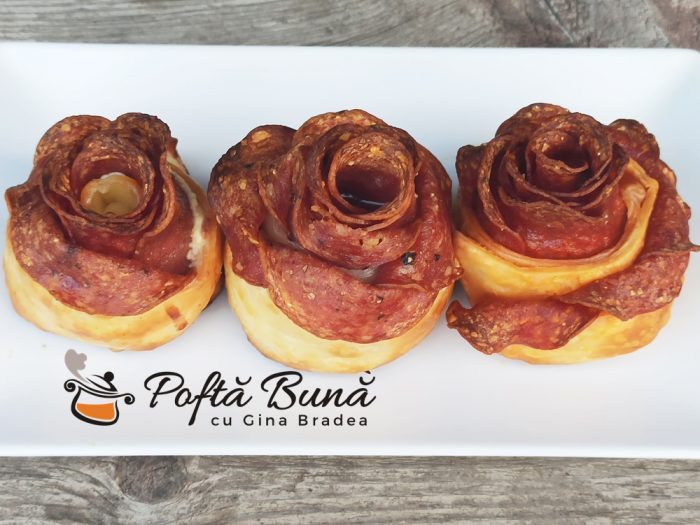 Trandafiri aperitiv din foietaj cu salam si branza Trandafiri aperitiv din foietaj cu salam si branza