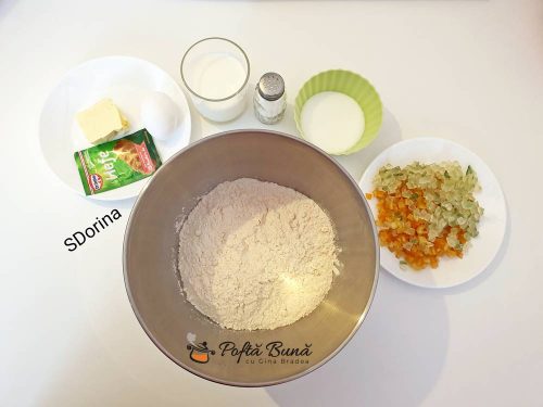Cozonac cu fructe confiate si crema de lapte