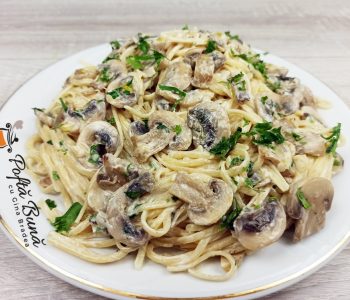 Paste cu sos alb, ciuperci si smantana Paste cu sos alb, ciuperci si smantana