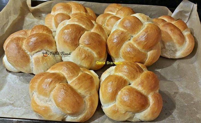 chifle impletite reteta simpla japoneze 700x431 - Chifle umplute cu mozzarella si rosii