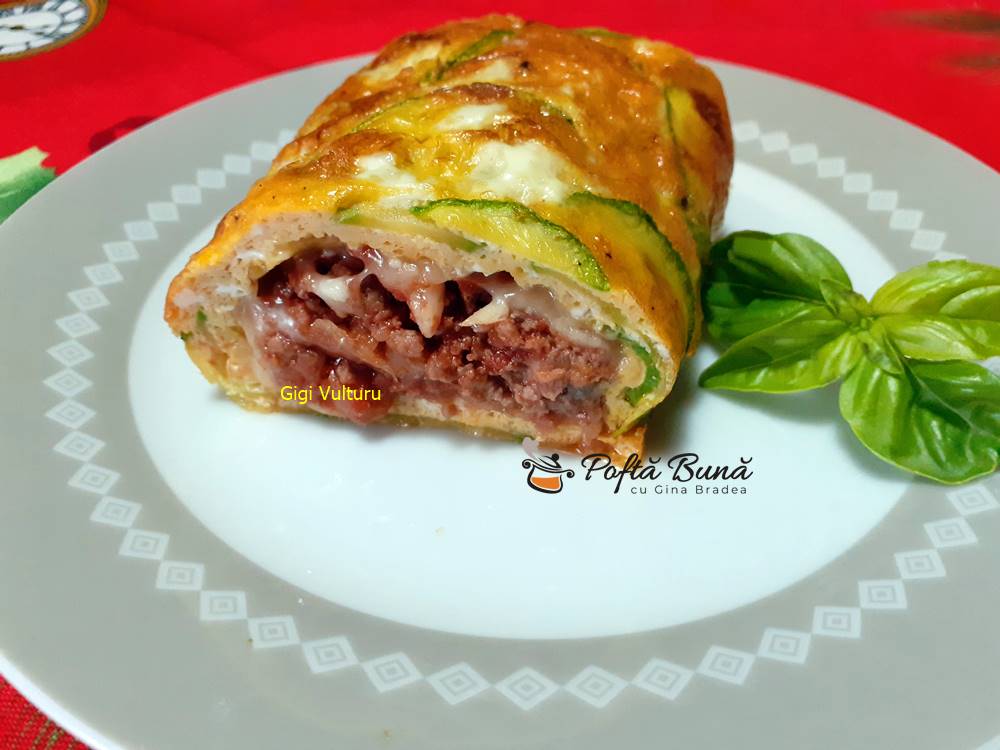 Rulada din omleta cu dovlecei, carne tocata si cascaval - Gina Bradea