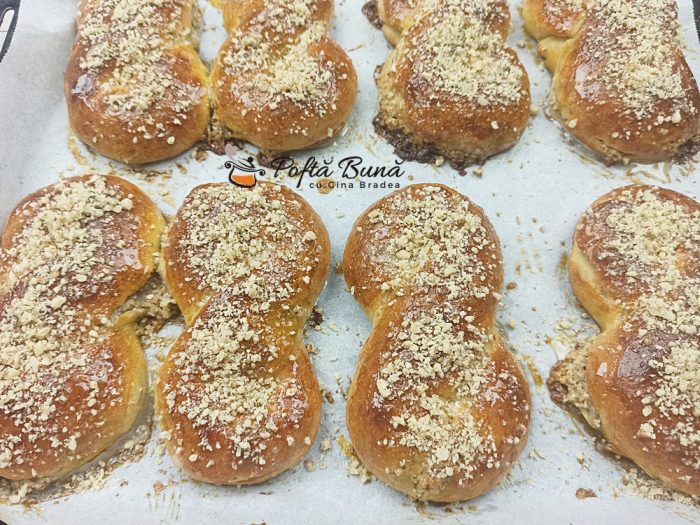 Mucenici pufosi umpluti cu nuca si scortisoara