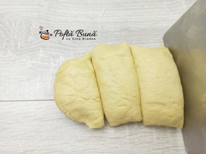 Mucenici umpluti cu nuca miere si scortisoara reteta gina bradea 29 700x525 - Mucenici pufosi umpluti cu nuca si scortisoara