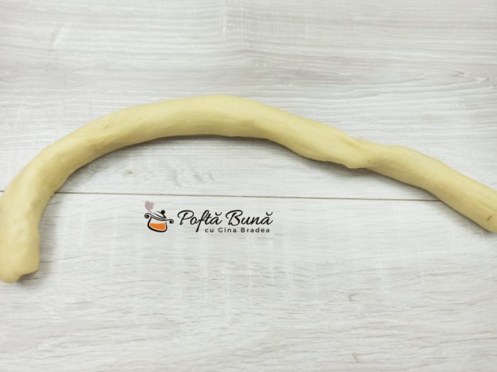 Mucenici umpluti cu nuca miere si scortisoara reteta gina bradea 31 700x525 - Mucenici pufosi umpluti cu nuca si scortisoara