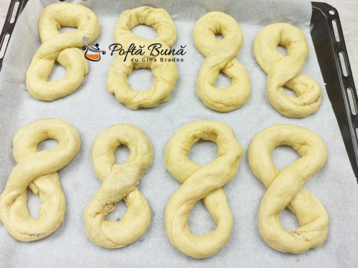 Mucenici pufosi umpluti cu nuca si scortisoara