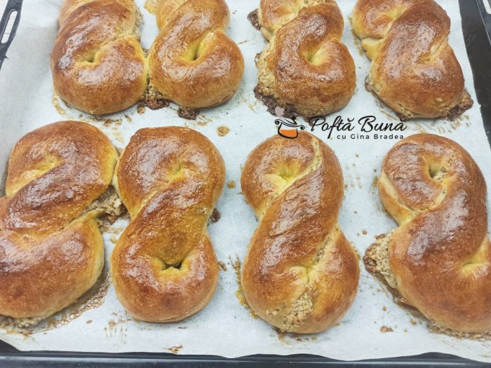 Mucenici pufosi umpluti cu nuca si scortisoara