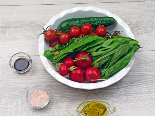 Salata de leurda cu rosii ridichi si castraveti reteta gina bradea 1 500x376 - Salata de leurda cu rosii, ridichi si castraveti