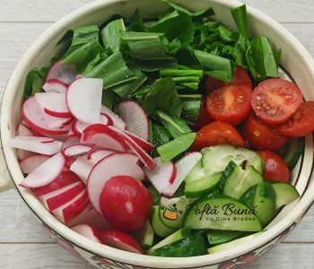 Salata de leurda cu rosii, ridichi si castraveti Salata de leurda cu rosii, ridichi si castraveti