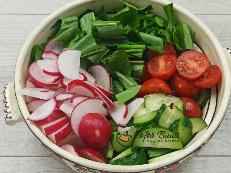 Salata de leurda cu rosii, ridichi si castraveti