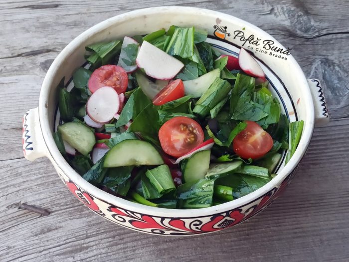 Salata de leurda cu rosii, ridichi si castraveti