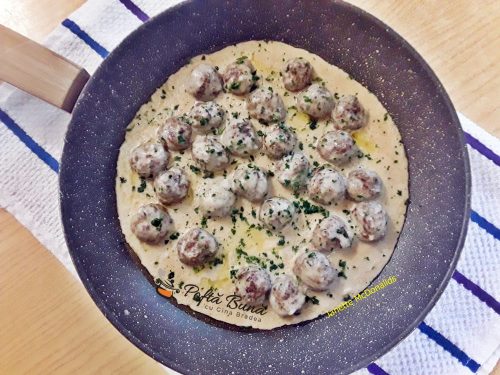 Chiftelute suedeze in sos de mustar cu smantana