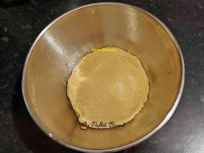 cozonac cu vinars reteta pas cu pas 9 700x523 - Cozonac &icirc;nsiropat cu vinars rețetă cu dospire la rece