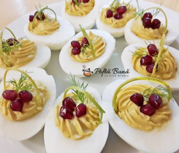 Oua umplute cu avocado si crema de branza Oua umplute cu avocado si crema de branza