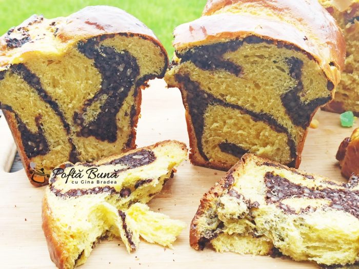 Cozonac moldovenesc cu aluat oparit, nuca, stafide si cacao Cozonac moldovenesc cu aluat oparit, nuca, stafide si cacao