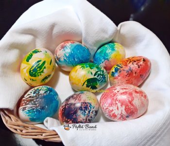 Oua vopsite cu colorant alimentar si servetele