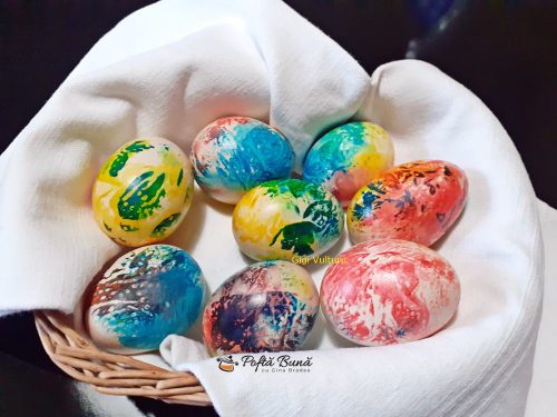 Oua vopsite cu colorant alimentar si servetele