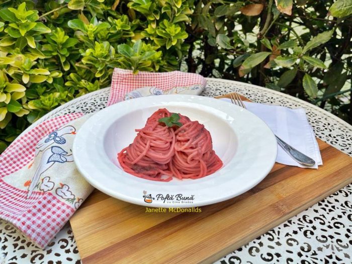 Spaghete cu crema de sfecla rosie si branza