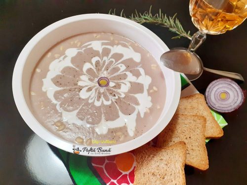 Supa crema de ceapa rosie