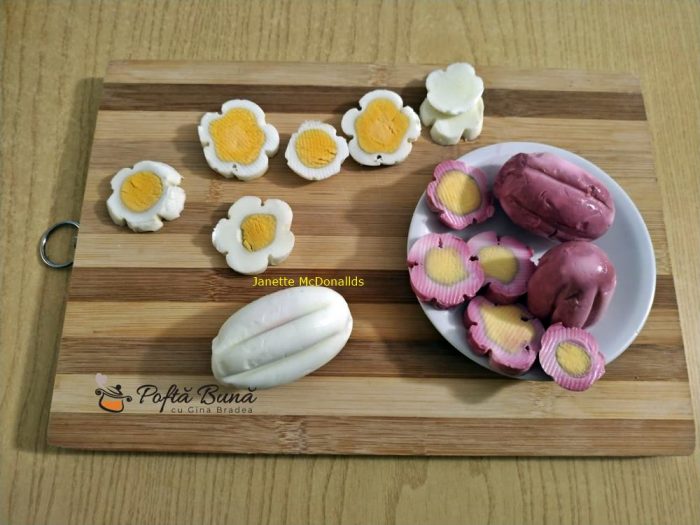 flori din ou aperitiv aratos 4 700x525 - Flori din oua &ndash; un aperitiv aratos
