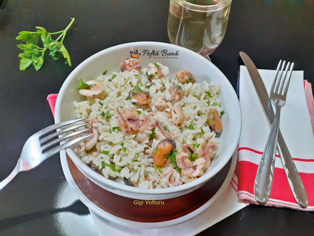 Salata de orez cu fructe de mare Retete cu Gina Bradea