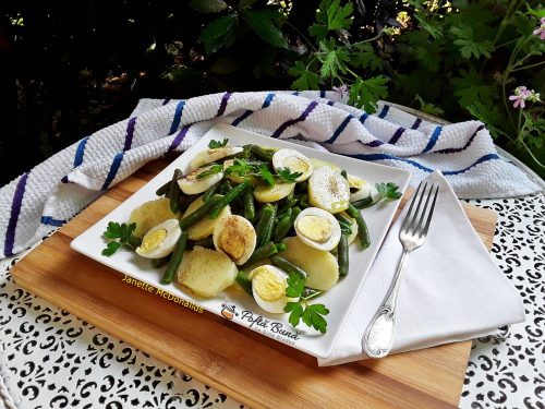 Salata cu cartofi, fasole pastai si oua