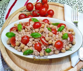 Salata cu naut, ton si rosii cherry