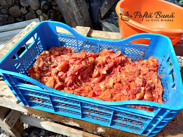 Bulion de rosii - reteta italiana de passata di pomodoro Bulion de rosii - reteta italiana de passata di pomodoro