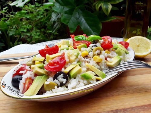 Salata cu avocado, orez si legume