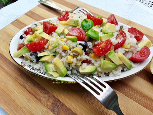 Salata cu avocado, orez si legume