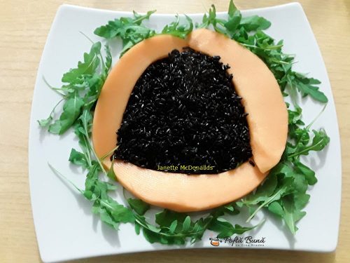 Salata de orez negru cu pepene galben si branza feta