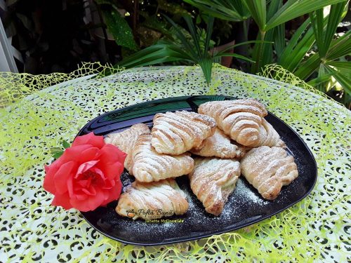 triunghiuri foietaj gem urda 2 500x375 - Dreptunghiuri din foietaj cu felii de mere