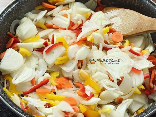 Tocanita de pui cu ceapa rosii si ardei reteta gina bradea 13 500x376 - Tocanita de pui cu ceapa, ardei si rosii