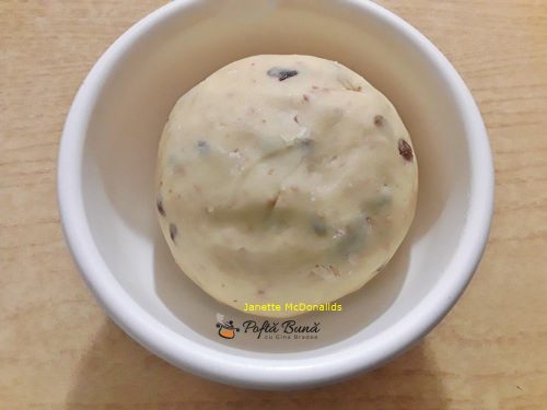 Fursecuri cu migdale si stafide fursecuri cu migdale si stafide gina bradea 7 500x375 - Fursecuri cu migdale si stafide