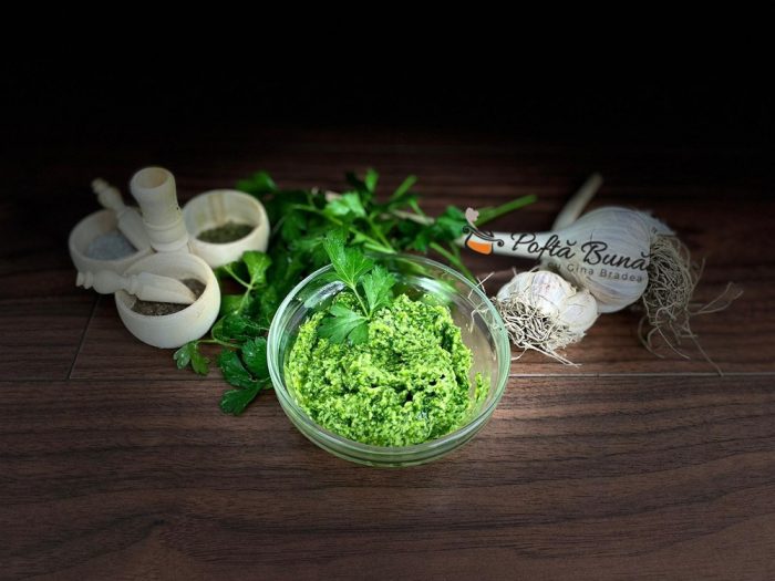 Pasta de usturoi cu patrunjel